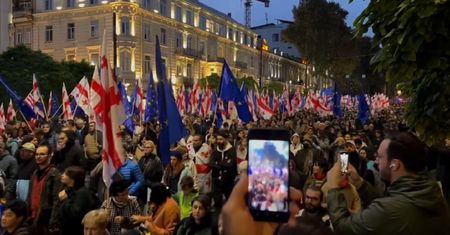 Prezydent Gruzji wyszła na ulicę.Tysiące osób demonstrują w Tbilisi