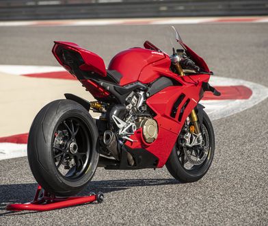 Ducati przygotowało zestaw dodatków dla Panigale V4 S, które czynią z niego maszynę na tor