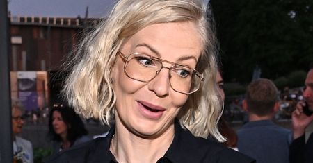 Edyta Pazura pozuje topless nad rzeką, okrywając się jedynie ręcznikiem
