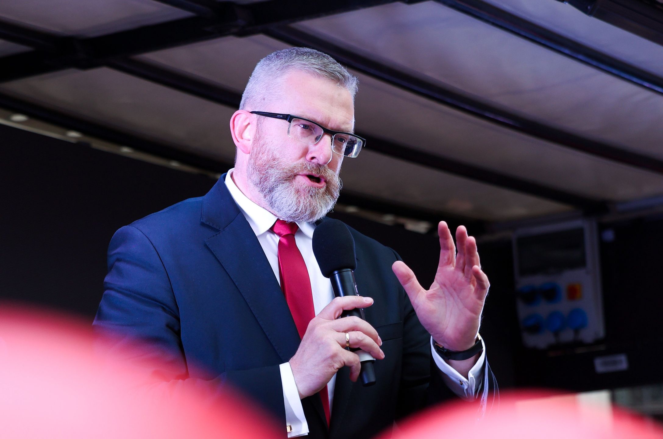 Warszawa, 16.05.2025. Wybory Prezydenta RP 2025 - kampania. Europoseł, kandydat w zbliżających się wyborach na fotel prezydenta RP Grzegorz Braun podczas spotkania podsumowującego kampanię wyborczą, 16 bm. na Placu Zamkowym w Warszawie. (jm) PAP/Szymon Pulcyn
