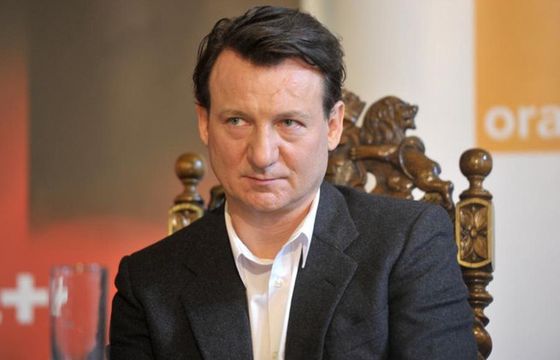 Robert Więckiewicz i Cezary Pazura zagrają w nowym serialu HBO Polska „Ślepnąc od świateł”