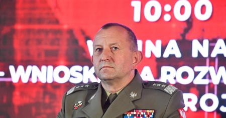 Gen. Gromadziński o odejściu z wojska. "Strzał w kolano"