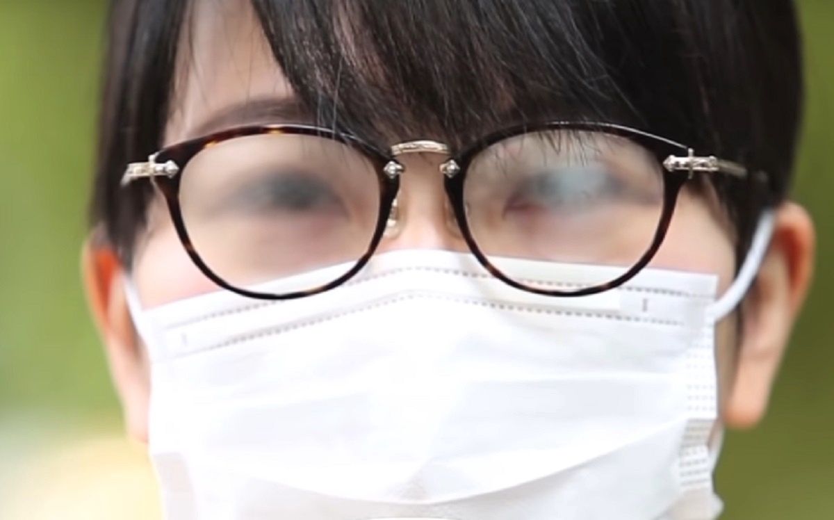 Koronawirus. Od maseczki ochronnej masz zaparowane okulary? Zobacz, jak z tym walczyć