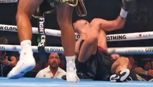 Padł nieprzytomny na liny. Potworny nokaut [WIDEO]