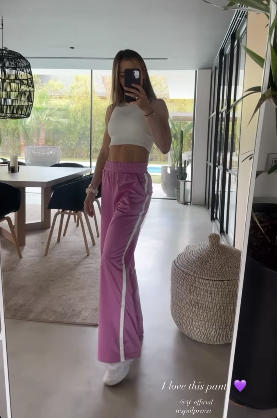 Anna Lewandowska w różowych spodniach z lampasamiInstagram/annalewandowska