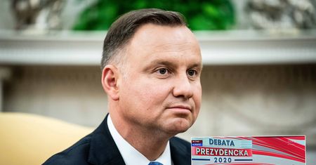 Debata Dudy w TVP. Adamczyk zwracał się do nieobecnego Trzaskowskiego. "Niestety, nie odpowiedział"
