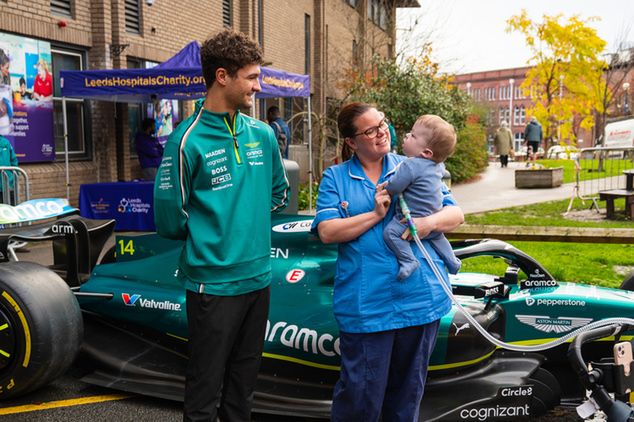 Jak Crawford podczas wizyty w szpitalu w Leeds (fot. leedsth.nhs.uk)