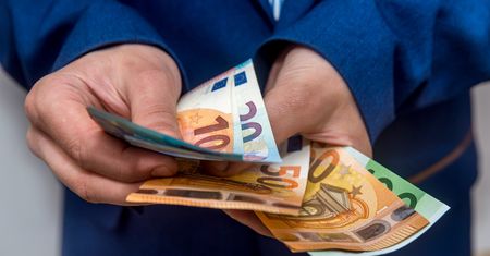 Kursy walut 28.12.2021. Wtorkowy kurs funta, euro, dolara i franka szwajcarskiego