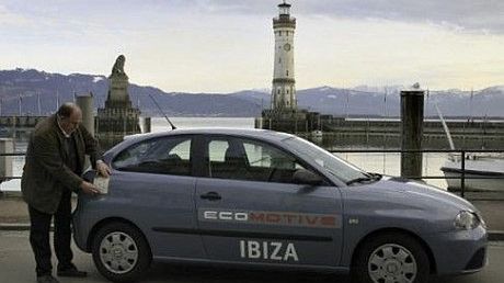 Gerhard Plattner podczas podróży po niemczech Seatem Ibiza Ecomotiv