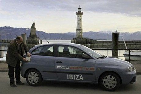 Gerhard Plattner podczas podróży po niemczech Seatem Ibiza Ecomotiv