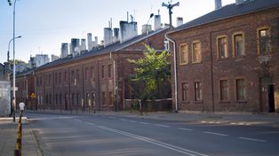 Zalegająca woda na ulicy Bema w Tarnowie utrudnia życie mieszkańcom. Rozpędzone samochody chlapią przechodniów i niszczą kamienicę.