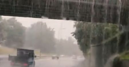 Nagranie z DK 81. Wiadukt zamienił się w wodospad