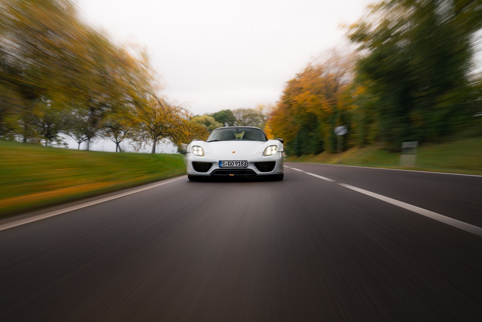 Porsche 918 Spyder vs Porsche 911 Carrera 4 GTS