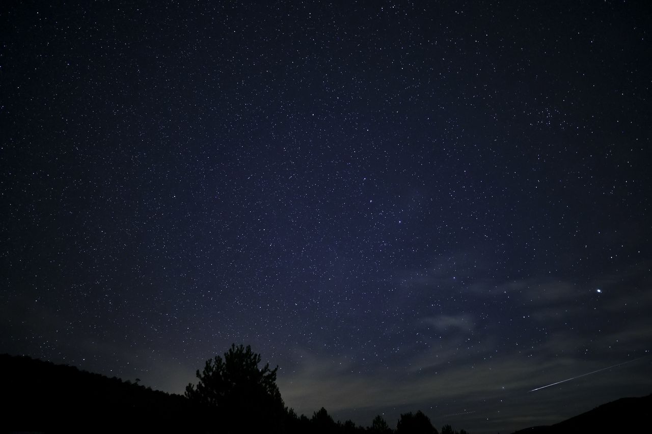 Spadające gwiazdy. Ursydy 2023. Kiedy deszcz meteorów?