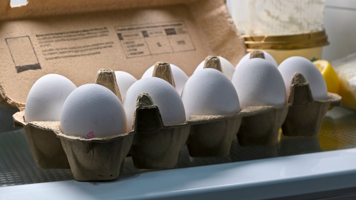 Wiele osób przekłada jajka z pudełka na drzwiczki lodówki