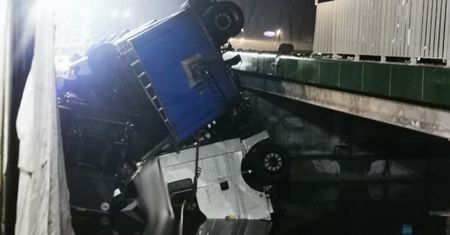 To nie scena z filmu. Ciężarówka z ładunkiem wpadła do rzeki Mogilnicy