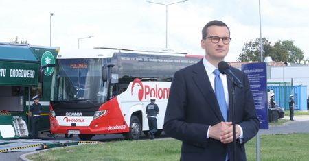 Ustawka w Brwinowie. Premier zatrzymał autokar do kontroli
