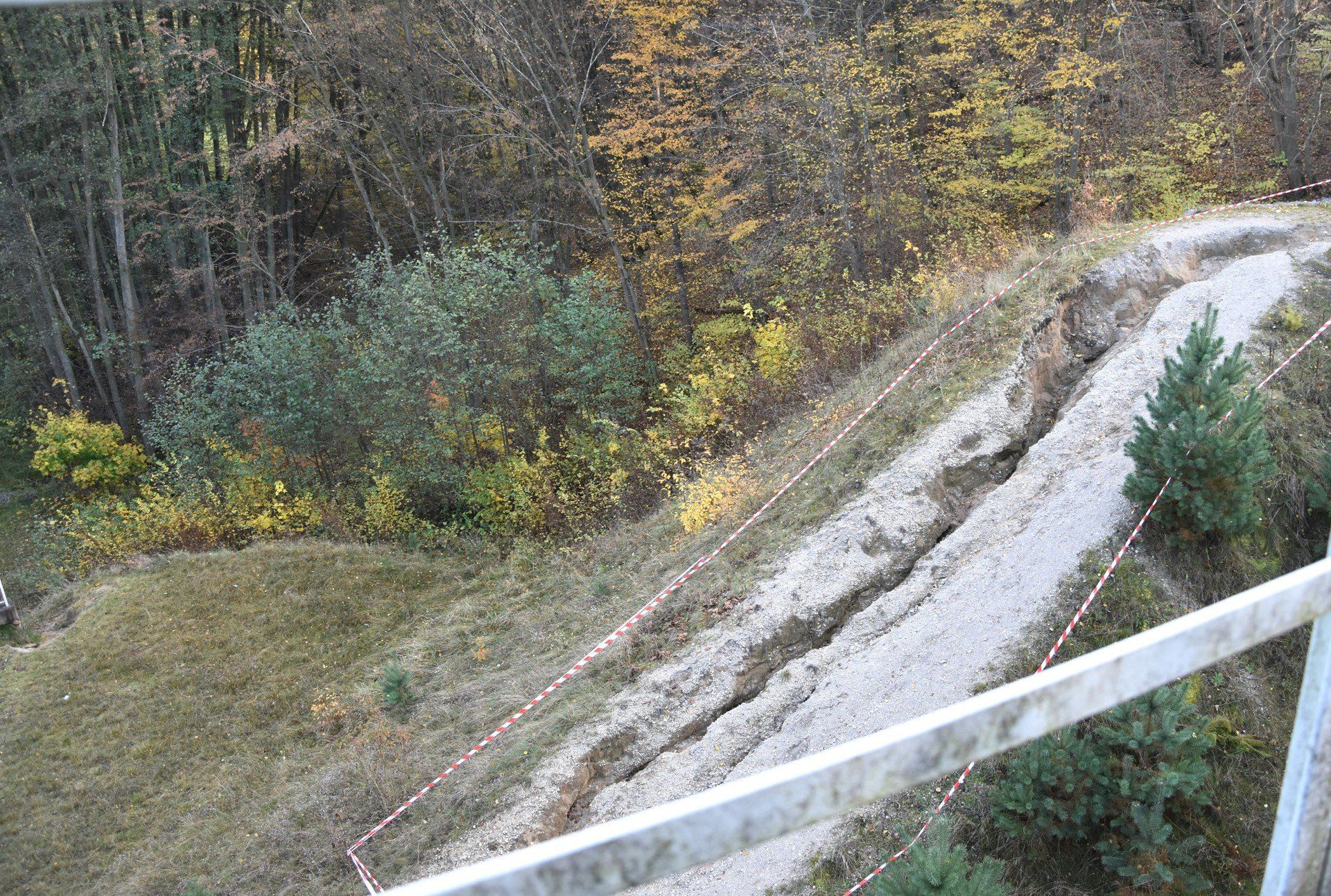 Zabezpieczenie osuwiska i likwidacja ogromnej wyrwy jaka powstała przy moście kolejki wąskotorowej w Koronowie pochłonie 600 tys. zł. Gmina liczy na wsparcie powiatu i województwa