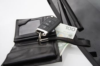 Kupił auto z salonu. Było używane. Teraz mówi o przestępstwie