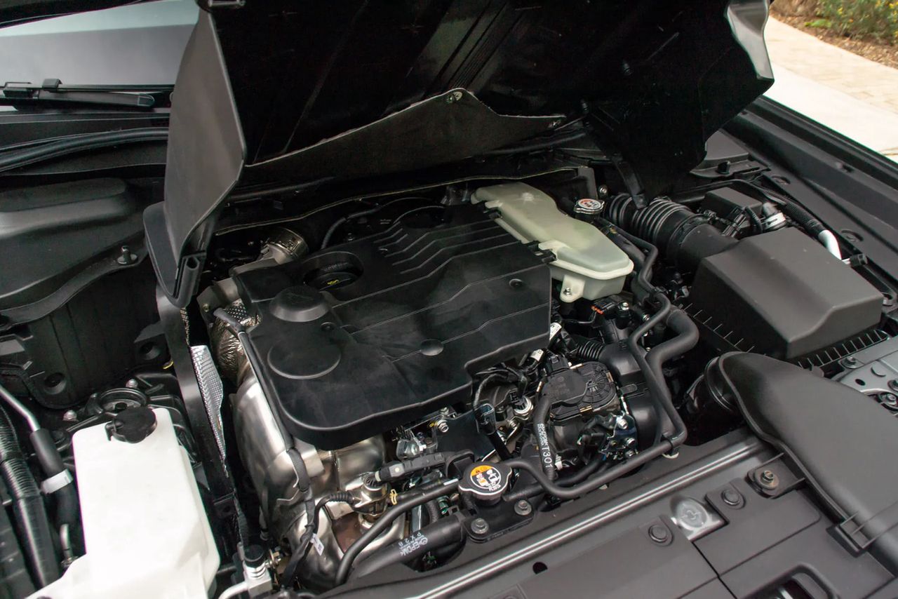 Silnik 3.3 diesel Mazdy ma kilka osłon termicznych dla utrzymania właściwej temperatury i szybkiego rozgrzewania. 