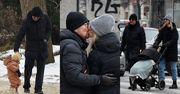 TYLKO NA PUDELKU: Krzysztof Ibisz całuje się z młodszą o 27 lat żoną podczas spaceru z córką (ZDJĘCIA)