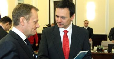 Podwyżki dla budżetówki. Rząd dzieli Polaków