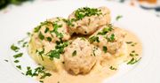 Drobiowe klopsiki w śmietankowym sosie z ziemniaczanym purée. Klasyka kuchni, która nigdy nie zawodzi