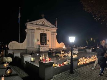 Grodzisk: Grodziski cmentarz po zachodzie słońca- niezwykły widok w dniu Wszystkich Świętych