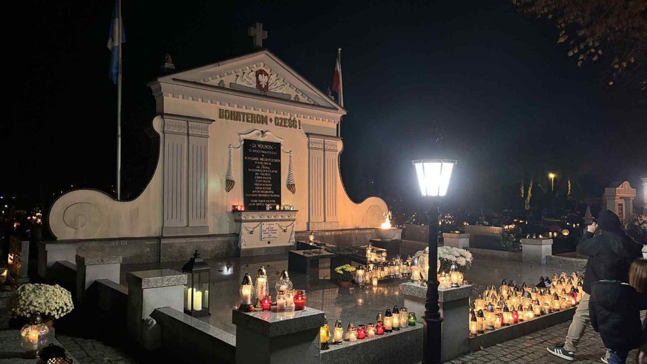 Grodziski cmentarz po zachodzie słońca