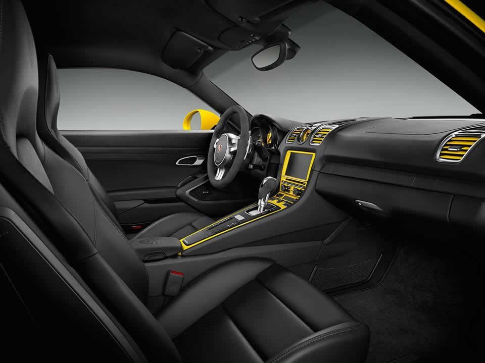 Na liście modyfikacji znalazły się między innymi żółte żeberka nawiewów oraz obudowa konsoli środkowej. W palecie rozwiązań Porsche Exclusive znajduje się też obszycie tych elementów skórą.