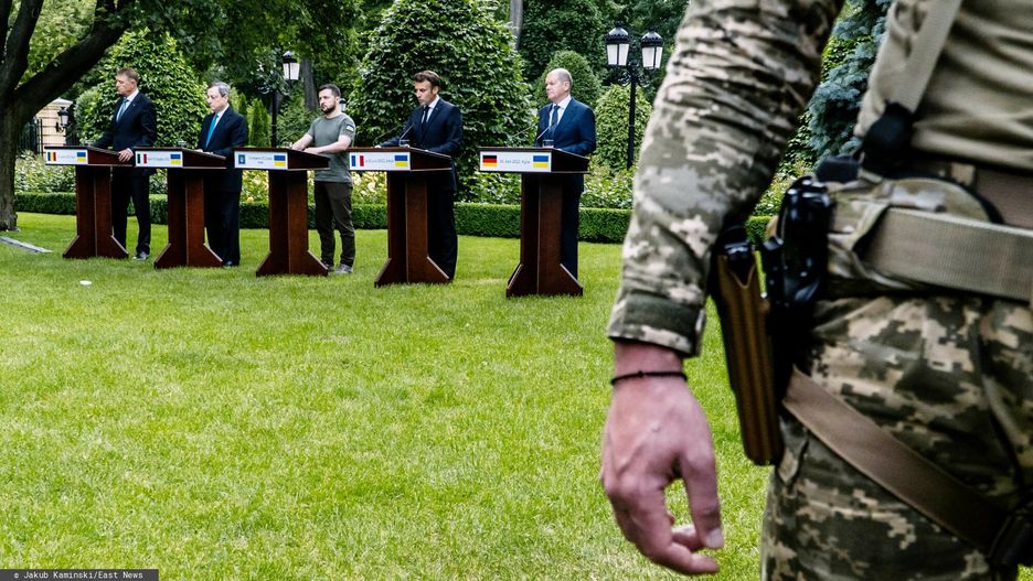 Macron, Scholz, Draghi i Iohannis w KijowieFot. Jakub Kaminski/East News, Kijow, 16.06.2022. Konferencja prasowa po spotkaniu przywodcow Ukrainy, Niemiec, Francji, W?och i Rumunii. 
Po spotkaniu z prezydentem Ukrainy Wolodymyrem Zelenskim (C), kanclerz Niemiec Olaf Scholz (P), premier Wloch Mario Draghi (2L) oraz prezydenci: Rumunii - Klaus Iohannis (L) i Francji - Emmanuel Macron (2P) wyrazili poparcie dla nadania Ukrainie statusu kandydata do Unii Europejskiej.Jakub Kaminski