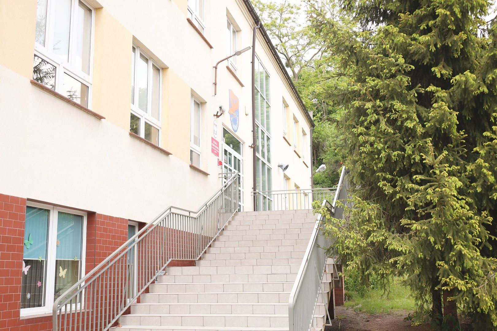 Briefing prasowy z Burmistrzem Dolska Tomaszem Frąckowiakiem i dyrektorem SP w Dolsku Bartoszem Kołakowskim - 16 maja 2025 r.