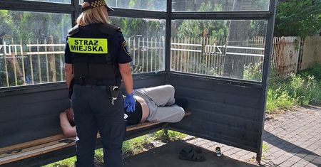 Leżał na przystanku i prosił przechodniów o wezwanie karetki. Nikt nie zareagował