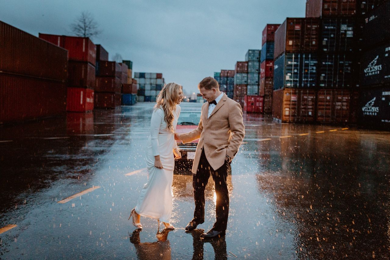 Zanim fotografowie spotkają swoich klientów na ślubie, muszą oni przejść przez etap zaręczyn. To bardzo szczęśliwa chwila w życiu każdej zakochanej pary, będąca preludium do ”nowej drogi życia”.