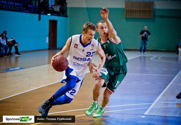 Łukasz Wilczek (z prawej) bliski był zanotowania double-double