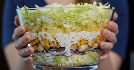 Sałatka gyros. Kultowe danie na sylwestrową imprezę