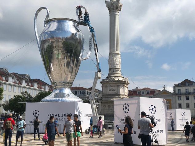 Gigantyczna replika trofeum Ligi Mistrzów w samym centrum Lizbony / fot. Maciej Rogowski