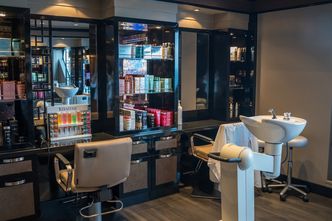 BADANIE: Polacy nie chcą ponownego zamykania zakładów fryzjerskich i kosmetycznych