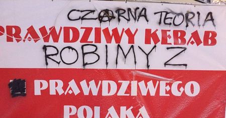 Wandal zniszczył baner reklamowy baru "Prawdziwy kebab u prawdziwego Polaka"