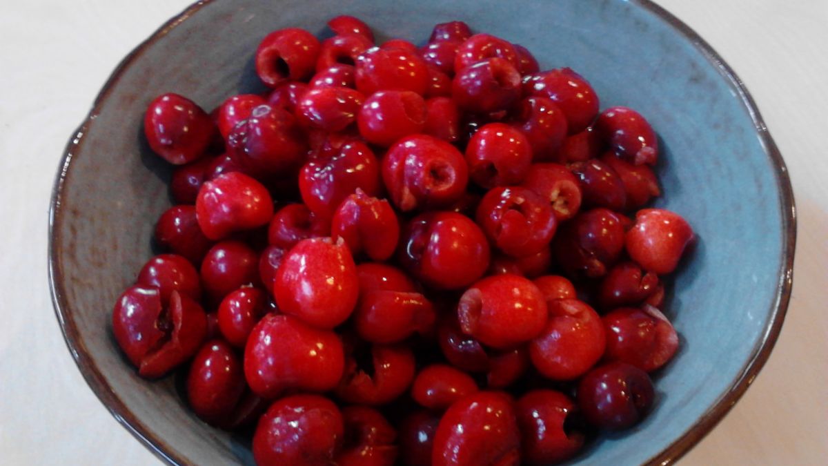 Wiśnie w puszce w lekkim syropie (owoce i płyn)