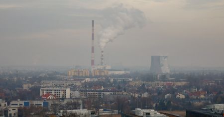 Powietrze bez smogu? Połowa Polaków jest za zakazem palenia węglem