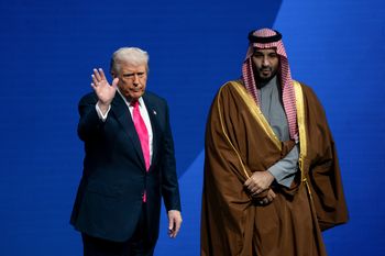 Trump rezygnuje z uderzenia na Iran. W tle telefon z Rijadu