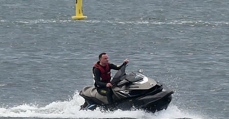 Andrzej Duda na urlopie. Prezydent jeździ na skuterze wodnym i spaceruje po plaży