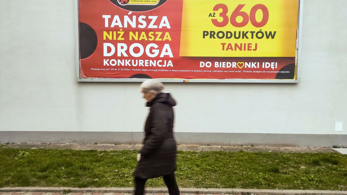 Biedronka i Lidl prześcigają się, która z sieci jest tańszym dyskontem