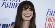 Anne Hathaway włożyła kombinezon z połyskiem. Flesz zrobił swoje