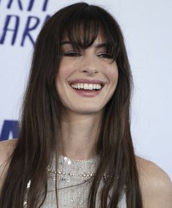 Anne Hathaway włożyła kombinezon z połyskiem. Flesz zrobił swoje