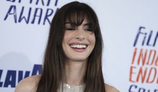 Anne Hathaway włożyła kombinezon z połyskiem. Flesz zrobił swoje