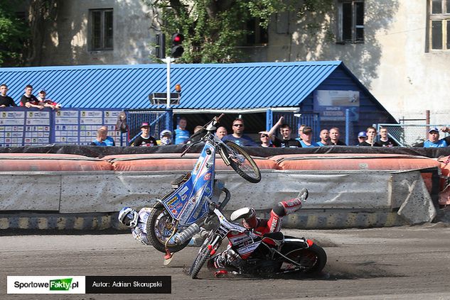 Damian Adamczak (kask niebieski) podczas meczu z Polonią Bydgoszcz doznał urazu kręgu szyjnego. Skutki tego upadku odczuwa do dziś