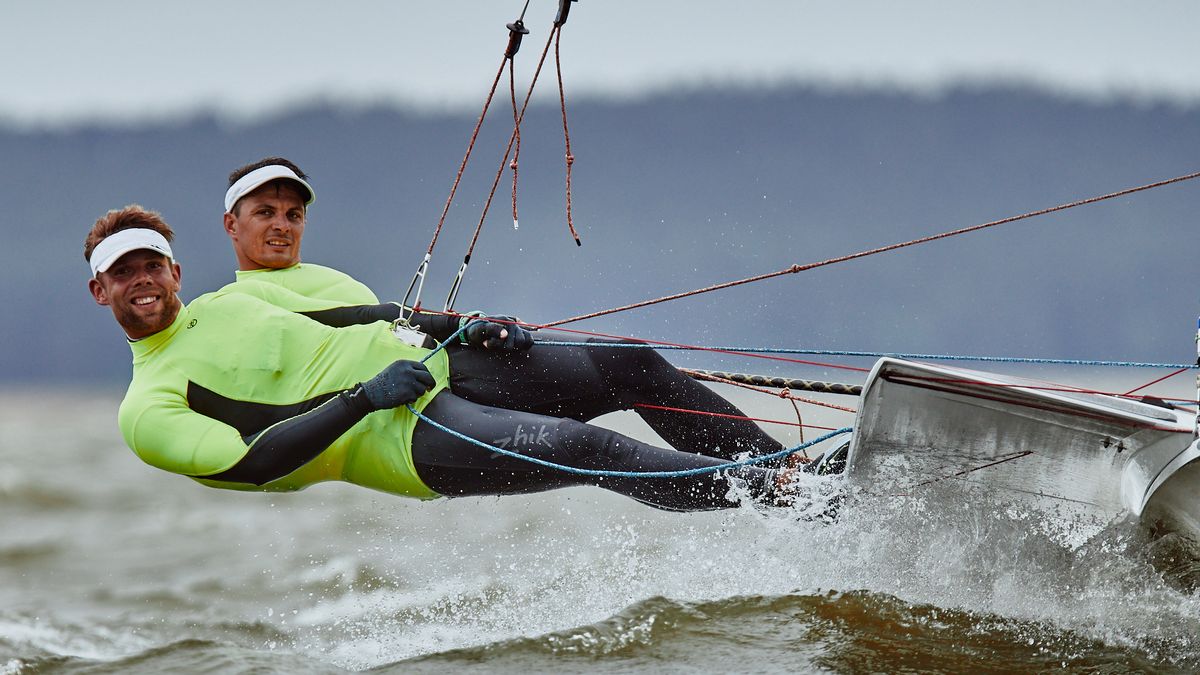 Łukasz Przybytek (z tyłu) i Paweł Kołodziński (z przodu) na jachcie olimpijskiej klasy 49er