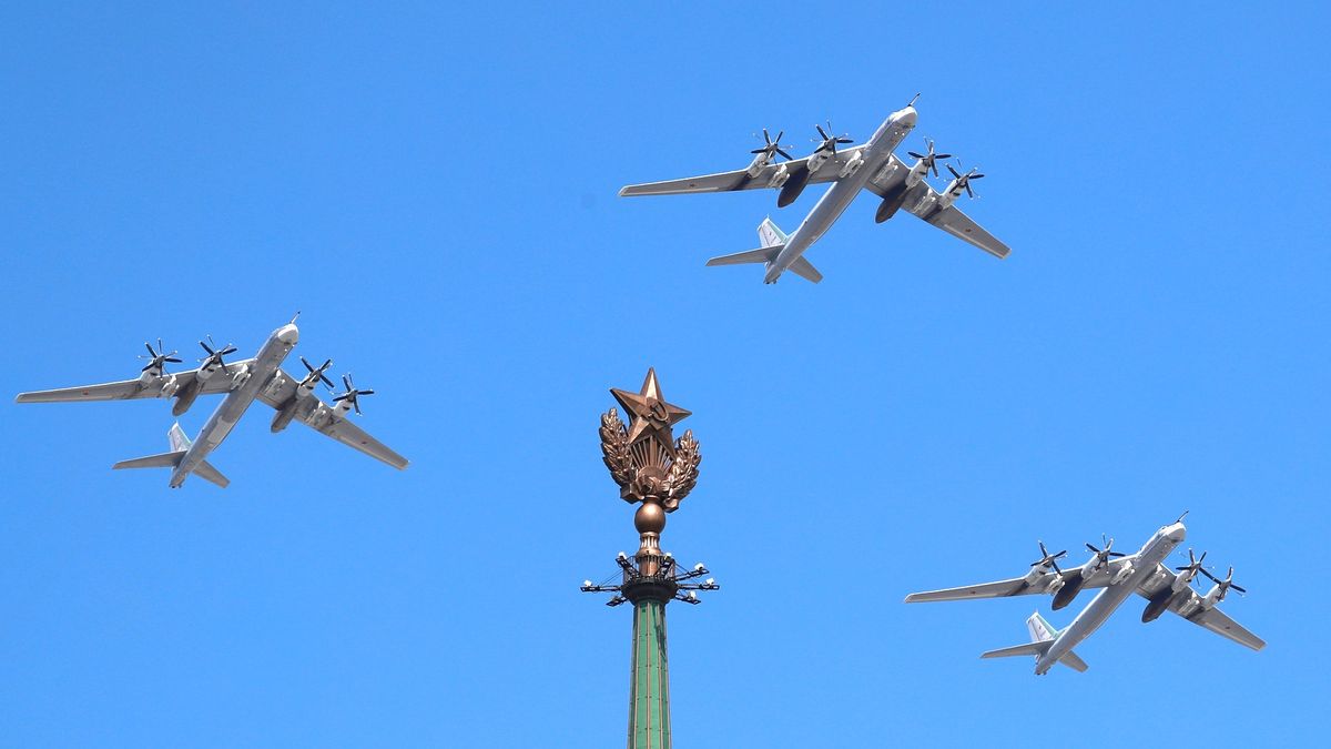 Bombowce Tu-95MS podczas parady zwycięstwa w Moskwie w 2020 roku.